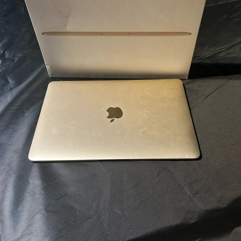 Apple macbook(PERFECT CONDITION)
